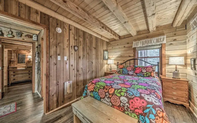 Tree-lined 'polly's Perch' w/ Mountain Views!