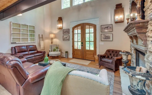 Luxurious Clarkesville Cabin w/ Decks & Fire Pit
