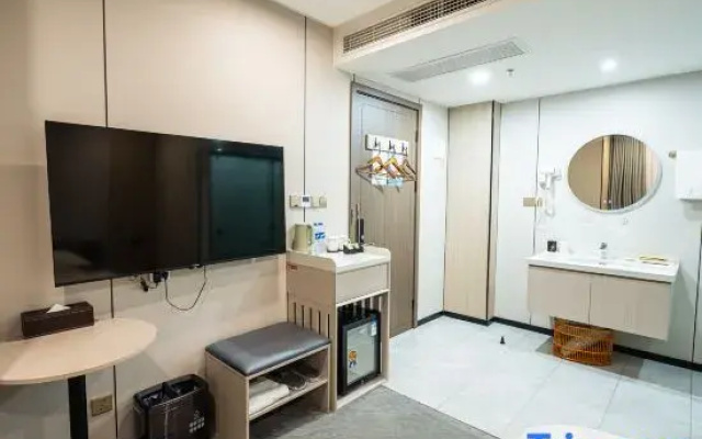 Shanghai Xingxin Holiday Hotel (Zhouhai Road Subway Station)
