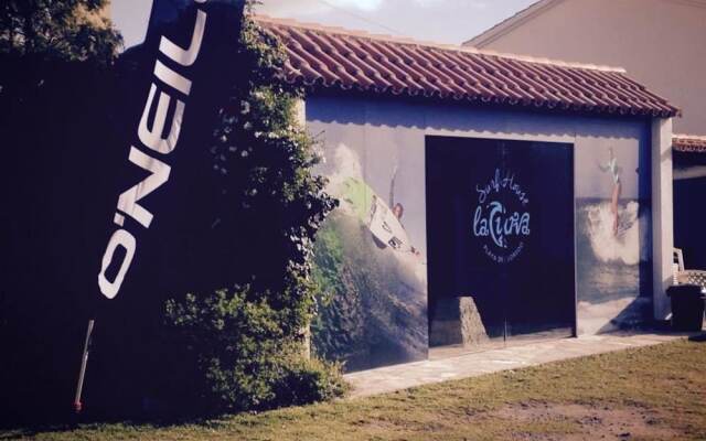 Отель La Curva Surfhouse вид на фасад