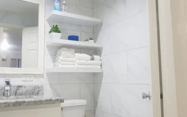 5 Star Fresh And Clean Condo In New Kingston