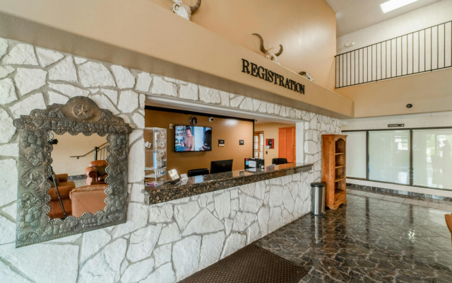 Days Inn & Suites by Wyndham Beeville