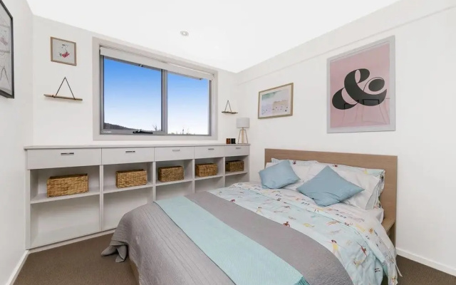 City Central Designer Apartment with Parking