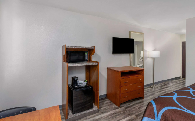 Super 8 by Wyndham Clayton