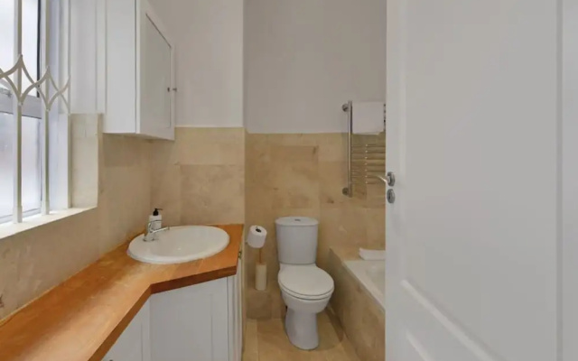 Charming 2-bed Sea Point Retreat Mountain Views