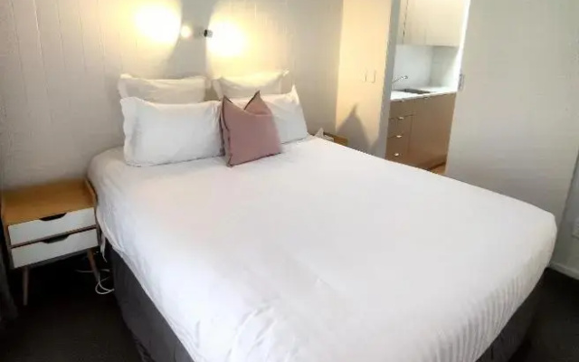 Whispering Sands Motel