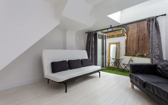 2 Bedroom House in Primrose Hill