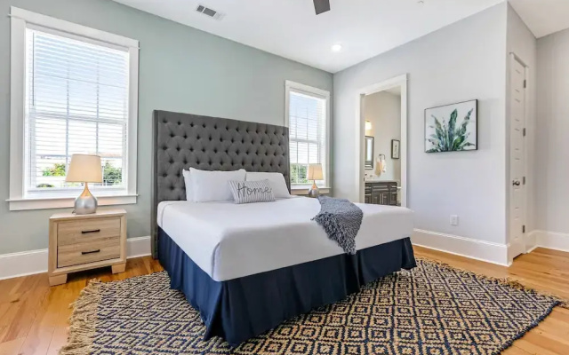 Chic 4 BR Condo - Large Pool - Perfect Location