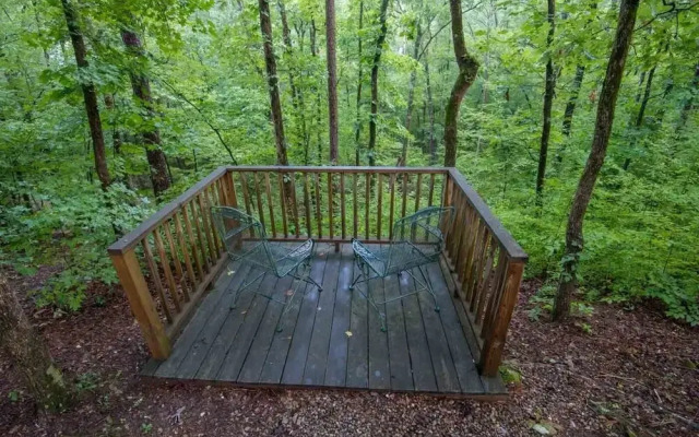 Mountain Bear Lodge Includes Roku TV, Wifi, Hot Tub, and BBQ by Redawning