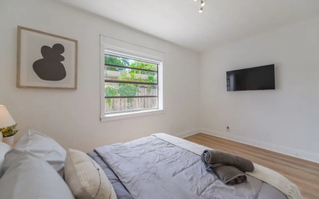 Wonderful 2BR House with Canal Access
