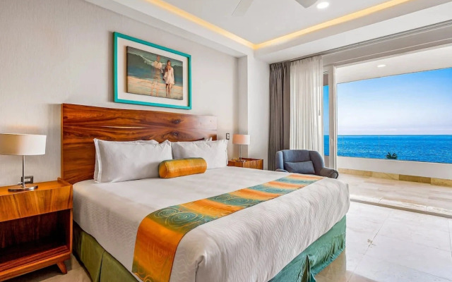Fantastic Oceanfront Apartment With Balcony, Pool & Central AC