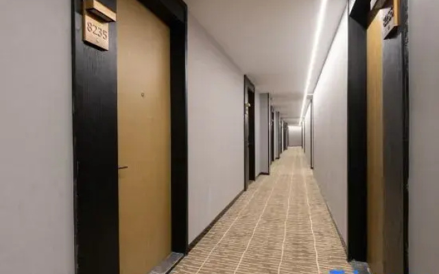 Yinman Hotel (Beijing 798 Art Center Gaojiayuan Metro Station Branch)