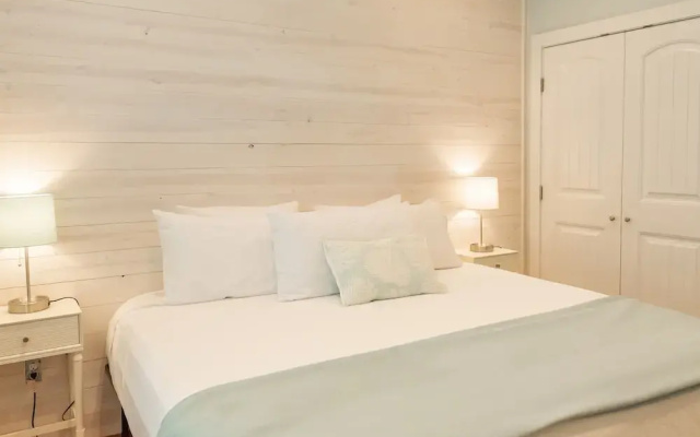 Turquoise Treehouse 2 Bedroom Home