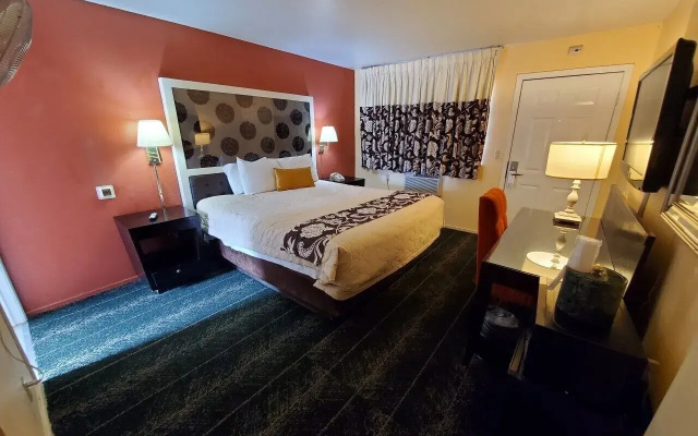 Bluebird Day Inn & Suites