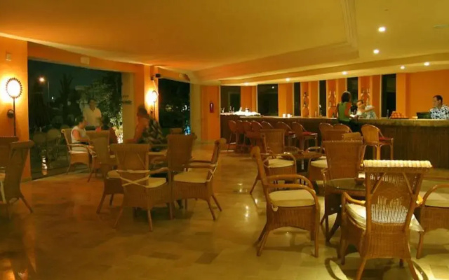 Отель African Queen Hotel