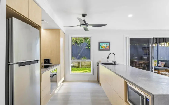 Trendy 2-bed Home With Outdoor Entertainment