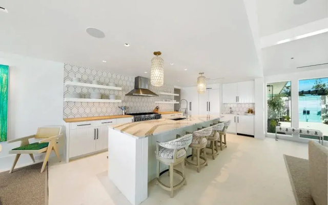 Dream On 4 Bedroom Home by RedAwning