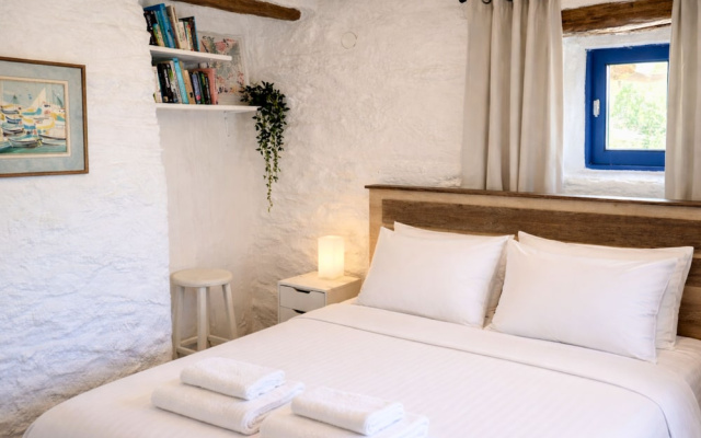 Villa Kotseli: Traditional Stone House with Pool & Sunset Sea Views