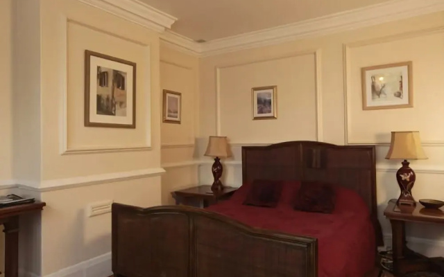 Acorn Guest House in Hull