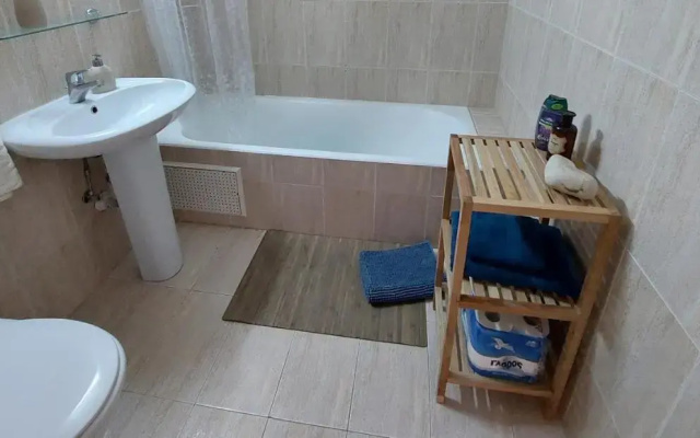 Queens Gardens suite by the sea, pool and mall
