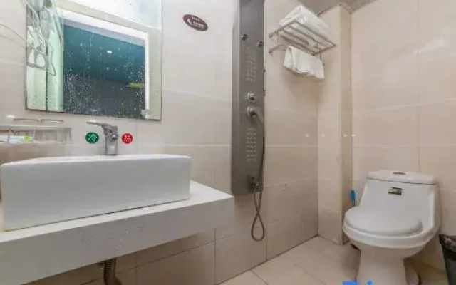 Hengji Hotel (Shanghai Hongkou Football Stadium Dongbaoxing Road Subway Station)