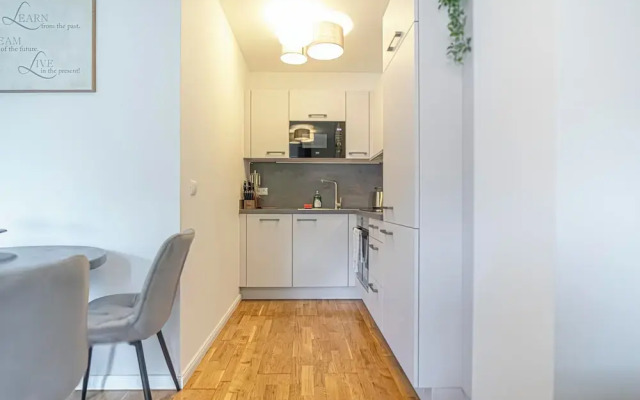 Cozy 1BR 1LR Apartment Balcony City