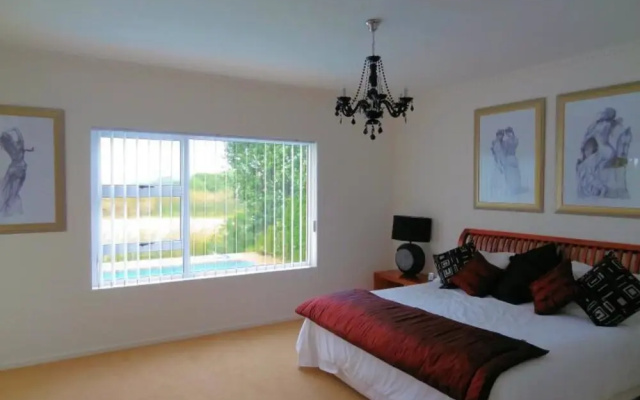 Stunning 3-bed Lakeside Villa With Private Pool