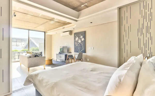 Great Studio With Balcony and City Views