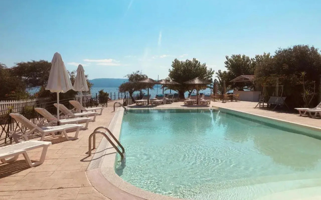 Blue Waves Aparthotel