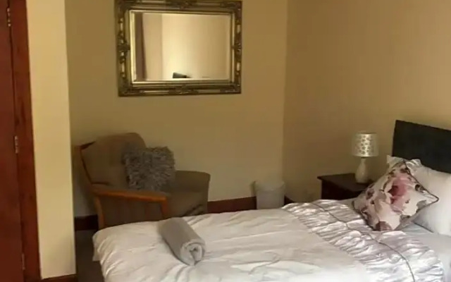 Prime location rooms in high street