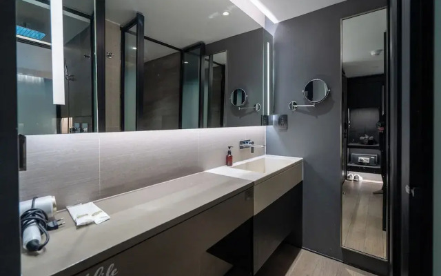Bayphere residence by Prop Hopper