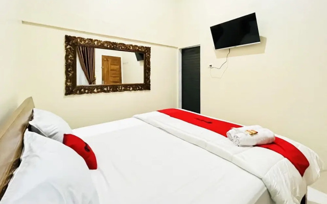RedDoorz @ Gunari Guest House Merek Karo