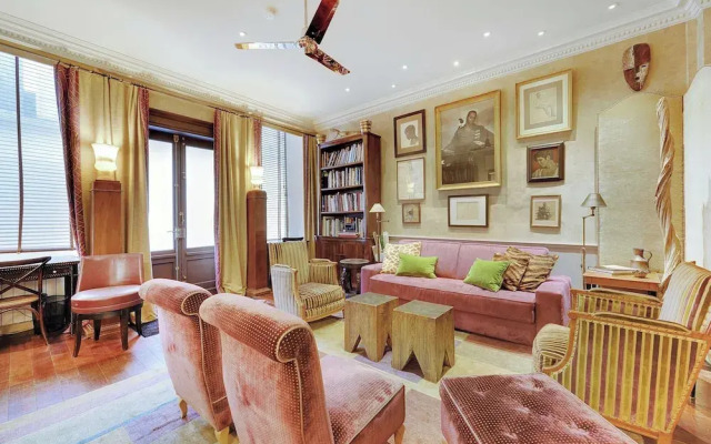 Historic Elegance in the Heart of Marais - 6p/2br