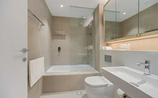 New Luxury Apartment Walking to Shops & Cinema