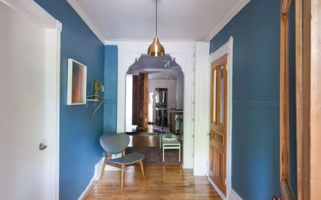 Classic 3BR Facing La Fontaine Park by Namastay