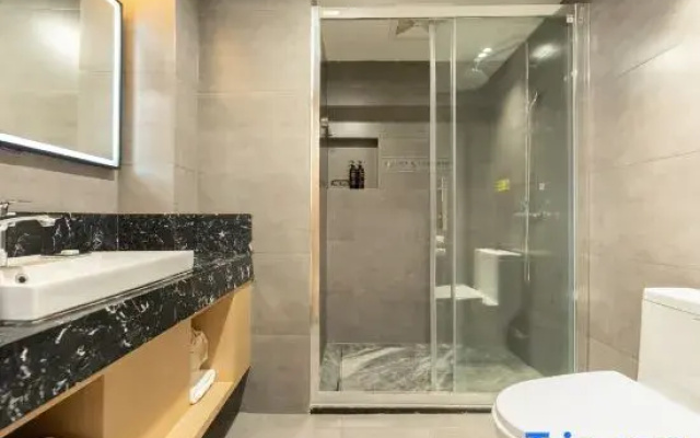 Nverqing Resort Hotel (Enshi Tujia Girl's Town)