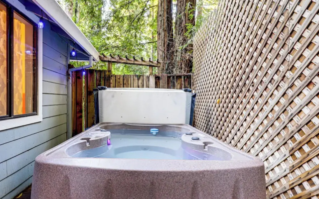 Russian River Retreat! Woodsy Guerneville Bungalow