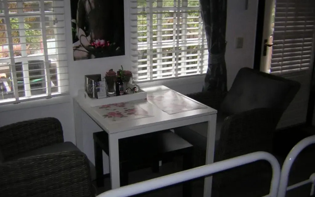 Prive tuinhuis B&B Elly