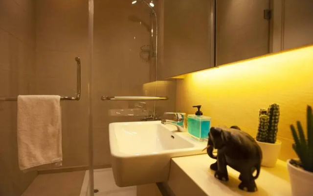 Comfy - 1BR Apt W Pool & Gym in Gemmayze