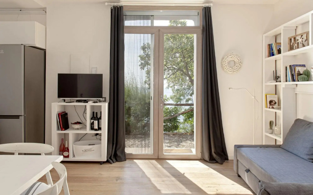 Seafront Apartment in a Splendid Position Overlooking the Sea-vistamare