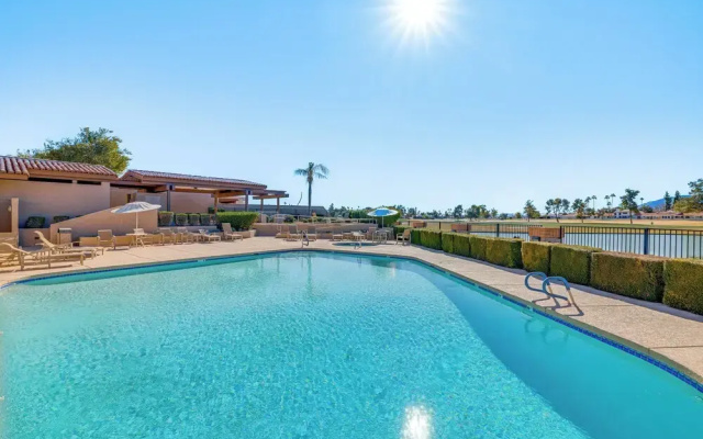 Modern Scottsdale Townhome w/ Heated Pool Access