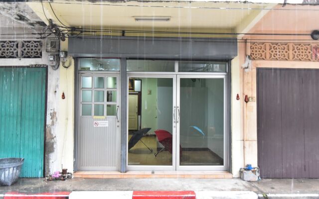Отель Chaiwat Guesthouse вид на фасад