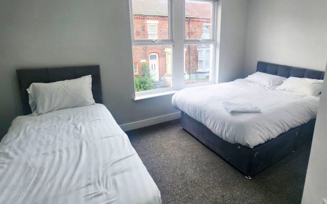 The Red Lounge House - sleeps 14