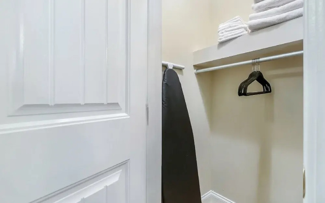 2BD Spacious condo Steps from ST Charles