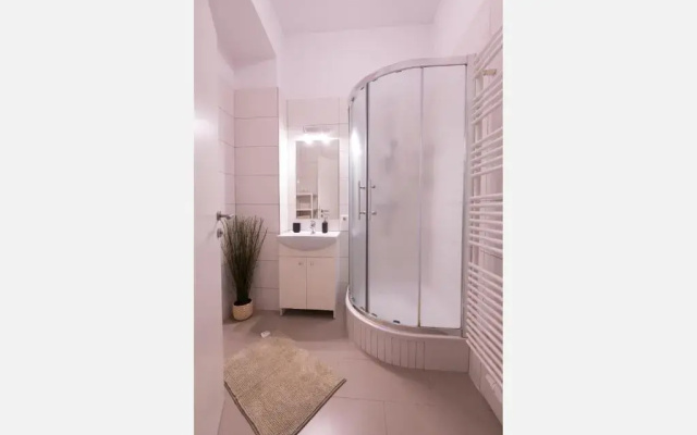 Charming Flat & Balcony near CentralStation Apt 5