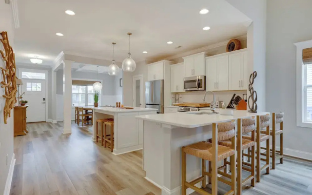 Spacious Home w/ Screened Patio in Wilmington!