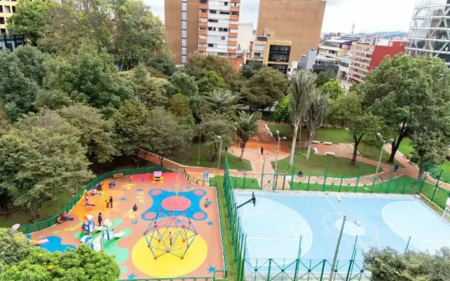w Bright 1BR w View in El Nogal