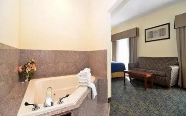 Comfort Inn & Suites Cincinnati Uptown Clifton