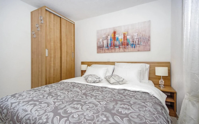 Nice Home in Brela with Hot Tub, WiFi & 4 Bedrooms
