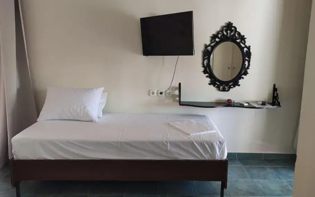 Okeania Seafront Rooms in Kamena Vourla